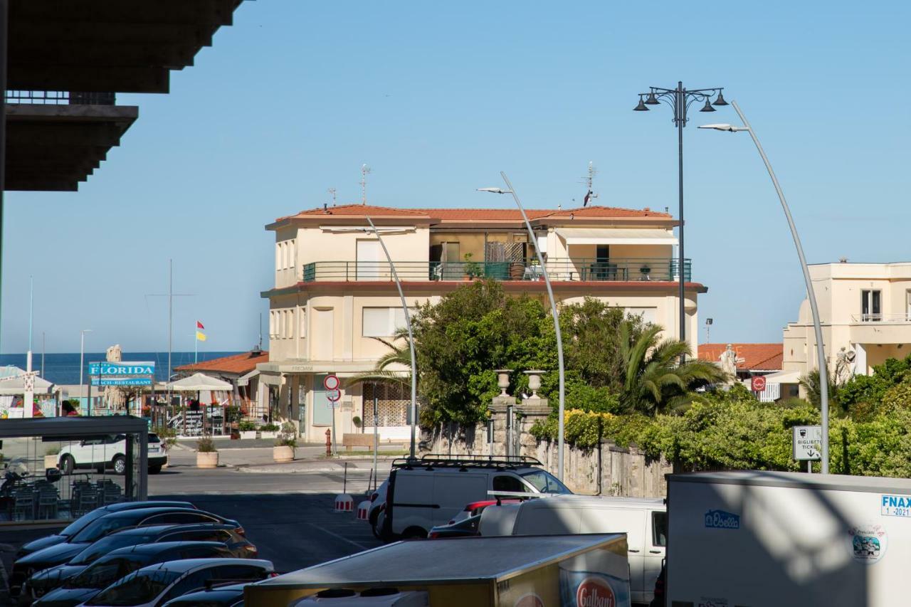 Mirabilia Beach Apartment Viareggio Bagian luar foto