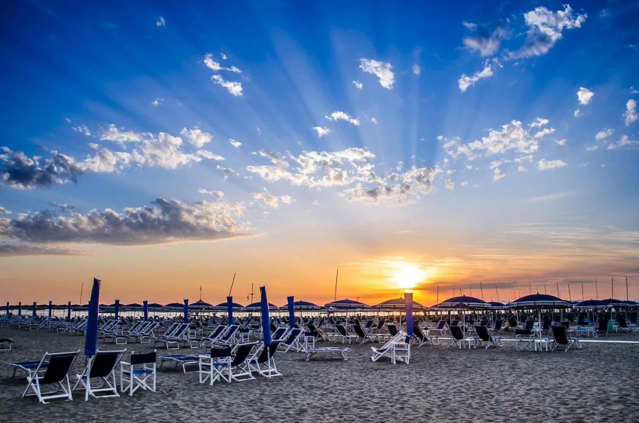 Mirabilia Beach Viareggio Bagian luar foto